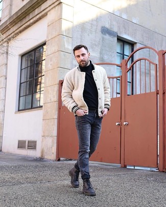 Comment porter une veste beige pour un style relax quand il fait chaud