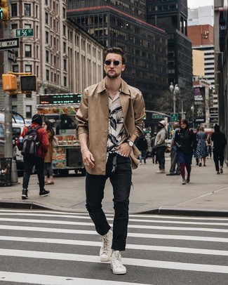 Comment porter une veste beige pour un style relax quand il fait chaud