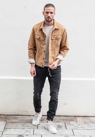 Comment porter une veste beige pour un style relax quand il fait chaud