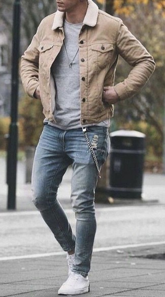 Comment porter une veste beige pour un style relax quand il fait chaud