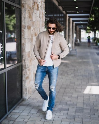 Comment porter une veste beige pour un style relax quand il fait chaud