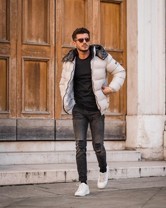 Comment porter une veste beige pour un style relax quand il fait chaud