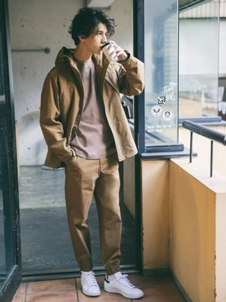Comment porter une veste beige quand il fait chaud à l'adolescence