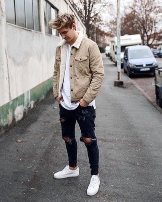 Comment porter une veste beige pour un style relax quand il fait chaud