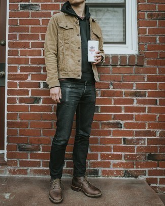 Comment porter une veste beige pour un style relax quand il fait chaud