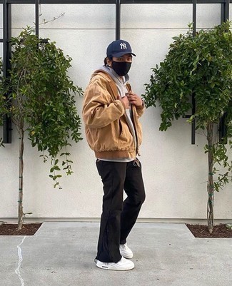 Comment porter une veste beige quand il fait chaud à l'adolescence