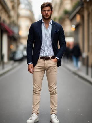Un blazer à porter avec un jean beige