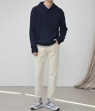 Comment porter un jean beige pour un style relax en automne