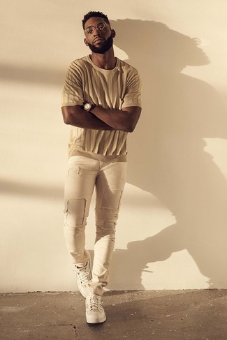 Comment porter un jean beige pour un style relax quand il fait très chaud