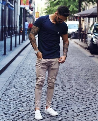 Comment porter un jean beige pour un style relax quand il fait très chaud