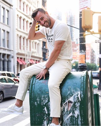 Comment porter un jean beige pour un style relax quand il fait très chaud