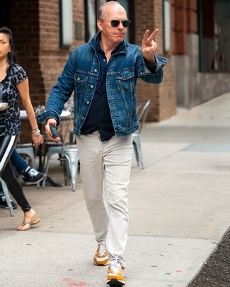 Comment porter un jean beige en été