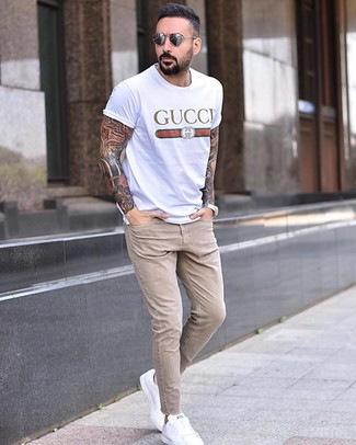 Comment porter un jean beige pour un style relax quand il fait très chaud