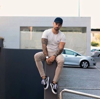 Comment porter un jean beige pour un style relax quand il fait très chaud