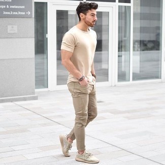 Comment porter un jean beige pour un style relax quand il fait très chaud