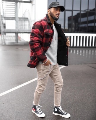 Comment porter un jean beige pour un style relax en automne