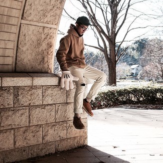 Comment porter un jean beige pour un style relax en automne