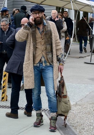 Comment porter un cardigan en tricot beige quand il fait frais