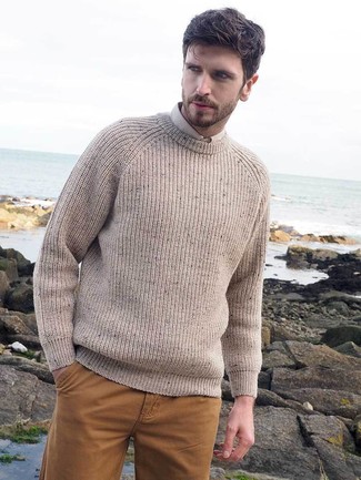Comment porter un pull à col rond en tricot beige