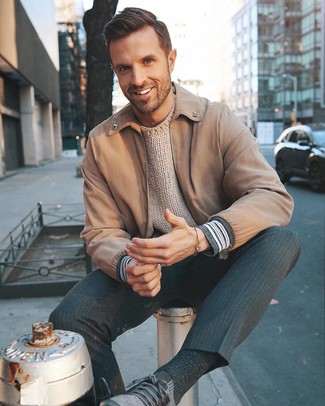 Comment porter un pull à col rond en tricot beige