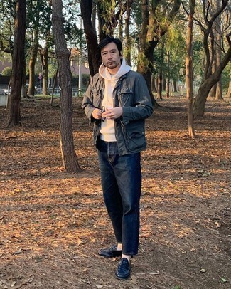 Comment porter un sweat à capuche en tricot beige
