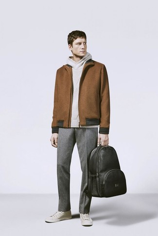 Comment porter un sweat à capuche en tricot beige
