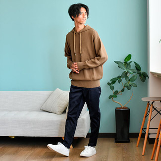Comment porter un sweat à capuche en tricot beige