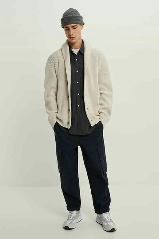 Comment porter un pull en tricot beige à 20 ans