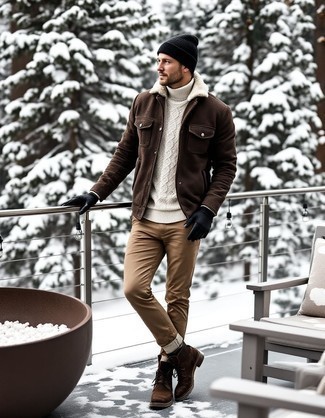 Comment porter un pull en tricot beige quand il fait froid
