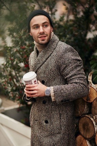 Comment porter un pull en tricot beige quand il fait froid