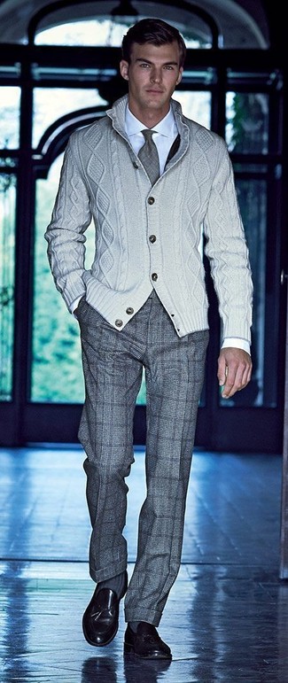 Comment porter un pull en tricot beige à 20 ans