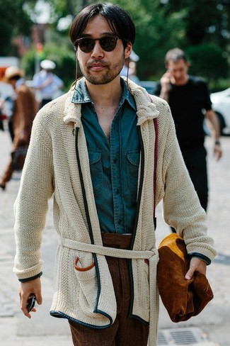Comment porter un pull en tricot beige quand il fait chaud