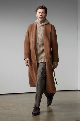 Comment porter un pull en tricot beige pour un style decontractés quand il fait froid
