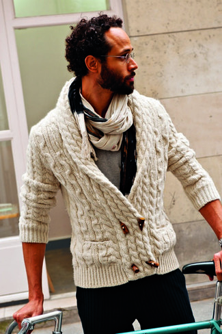 Comment porter un pull en tricot beige
