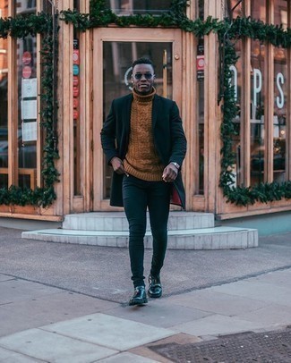 Comment porter un pull en tricot beige quand il fait froid