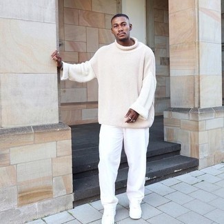Comment porter un pull en tricot beige quand il fait chaud