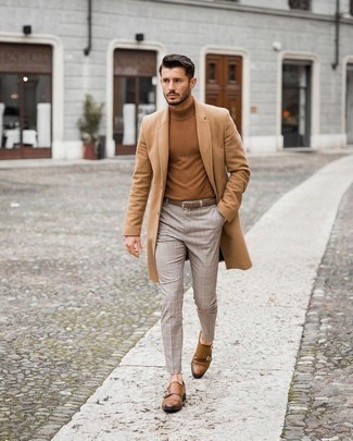 Comment porter un pull en tricot beige quand il fait froid