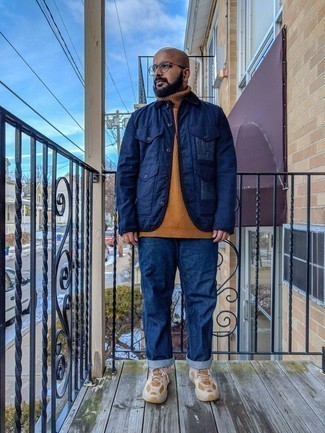 Comment porter un pull en tricot beige quand il fait chaud