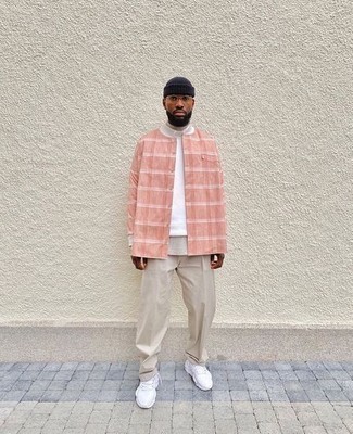 Comment porter un pull en tricot beige quand il fait chaud