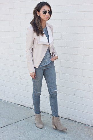 Comment porter une veste ouverte en cuir beige