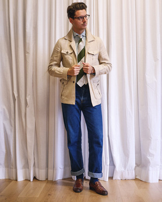 Comment porter une veste style militaire en lin beige avec des slippers en cuir marron