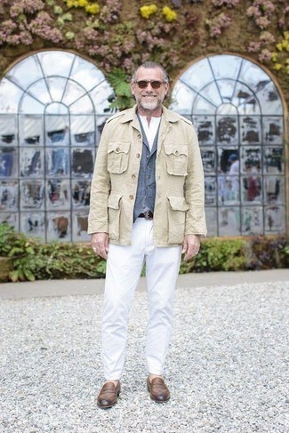 Comment porter une veste style militaire en lin beige avec des slippers en cuir marron