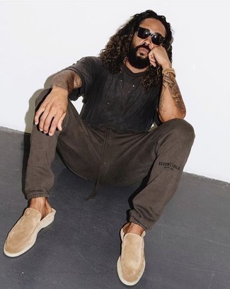 Un pantalon de jogging à porter avec des slippers beiges