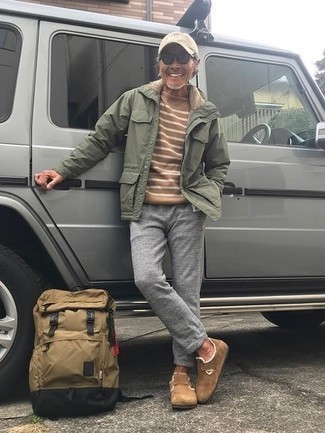 Un pantalon de jogging à porter avec des slippers beiges