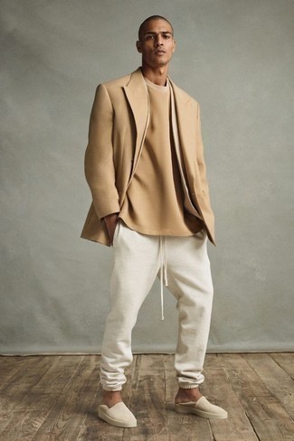 Un pantalon de jogging à porter avec des slippers beiges