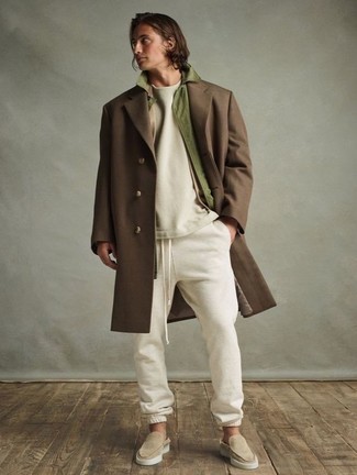 Un pantalon de jogging à porter avec des slippers beiges