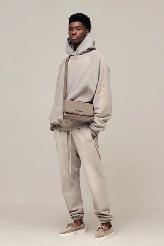Un pantalon de jogging à porter avec des slippers beiges