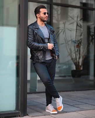 Une veste motard à porter avec des baskets basses beiges