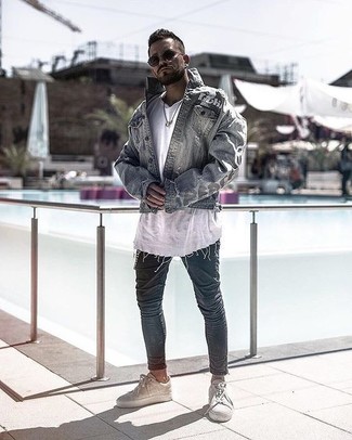Un jean skinny à porter avec des baskets basses beiges