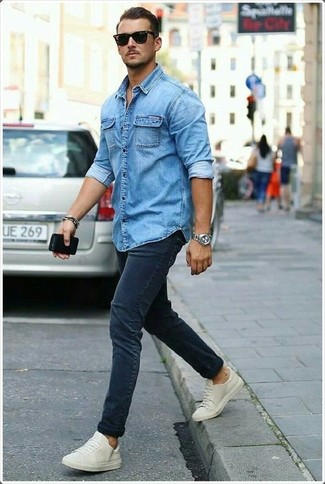 Un jean skinny à porter avec des baskets basses beiges